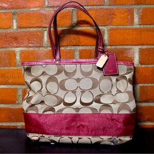 $268 AUTHENTIC COACH SIGNATURE KHAKI PATENT LEATHER TOTE HANDBAG